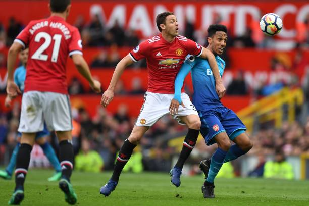 凭借其优越 凭借其优越